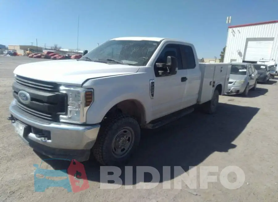 1FT7X2B65JEB32103 Photo# 2