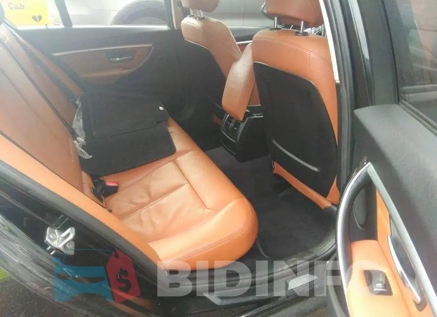 WBA8A3C52GK690421 Photo# 8
