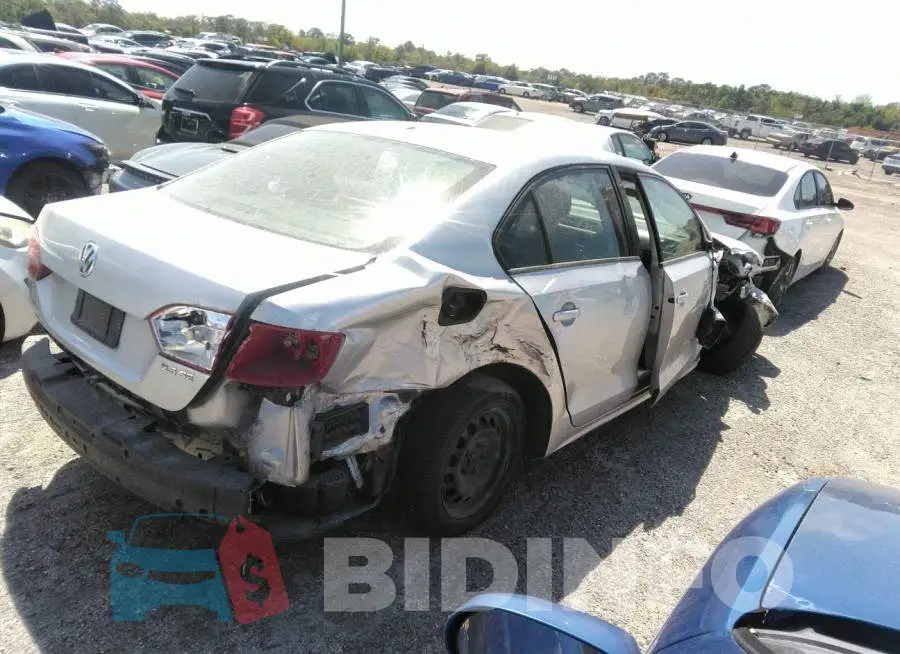 WDDHF8JB5FB117415 Photo# 4