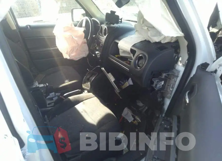 1C4NJPFB5FD399882 Photo# 5