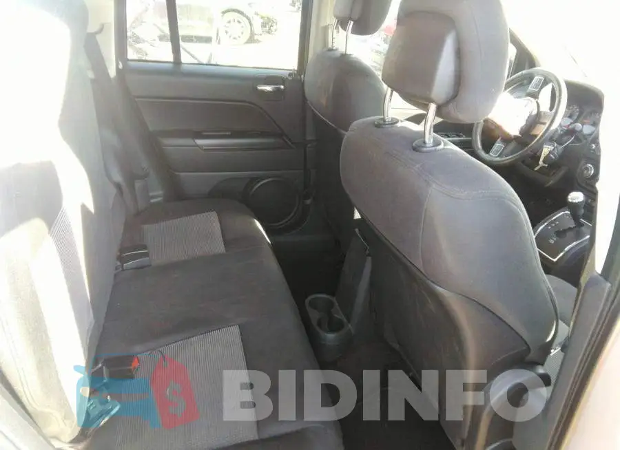1C4NJCEB4DD276128 Photo# 8