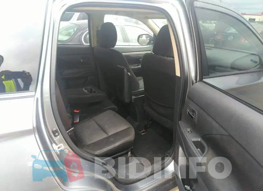 JA4AD2A33GZ028601 Photo# 8