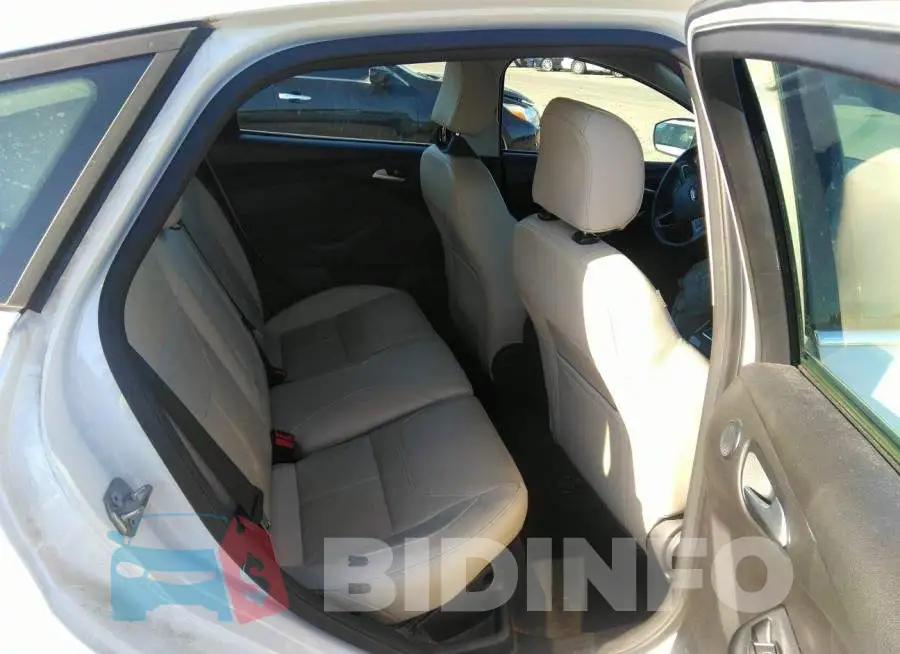 1FADP3N21JL220794 Photo# 8