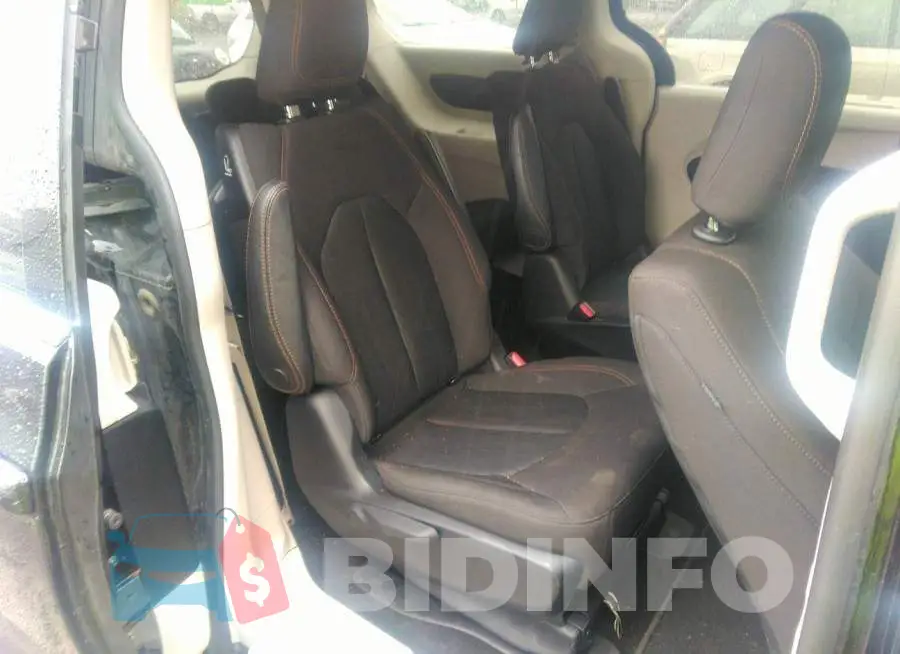 2C4RC1H74LR270607 Photo# 8