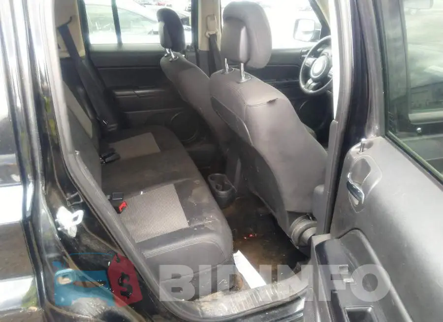 1C4NJRBB3DD271784 Photo# 8