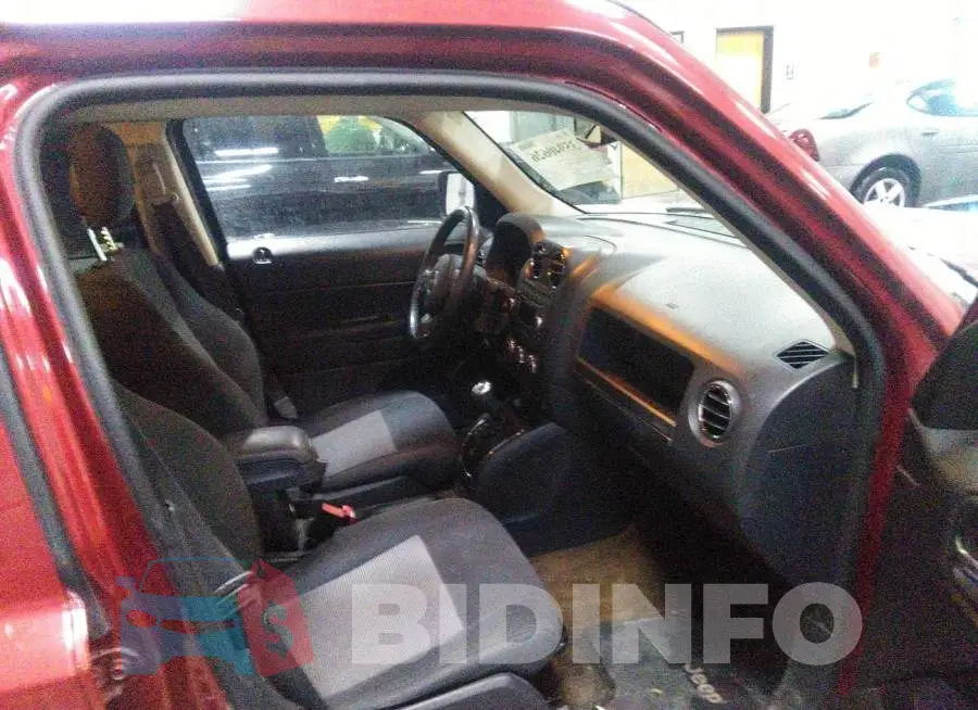1C4NJRFB1GD668263 Photo# 5