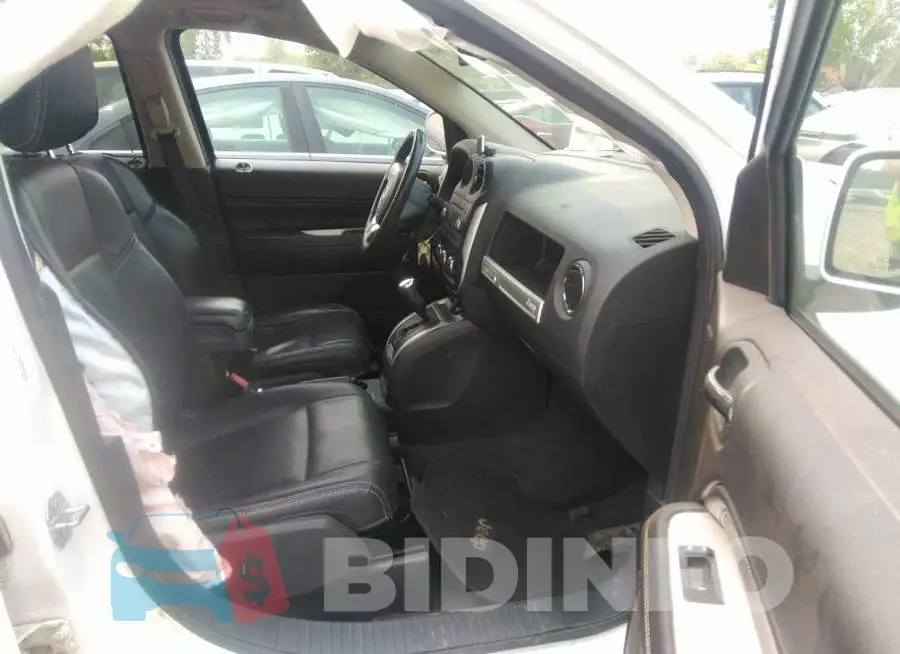 1C4NJDEB3HD127625 Photo# 5