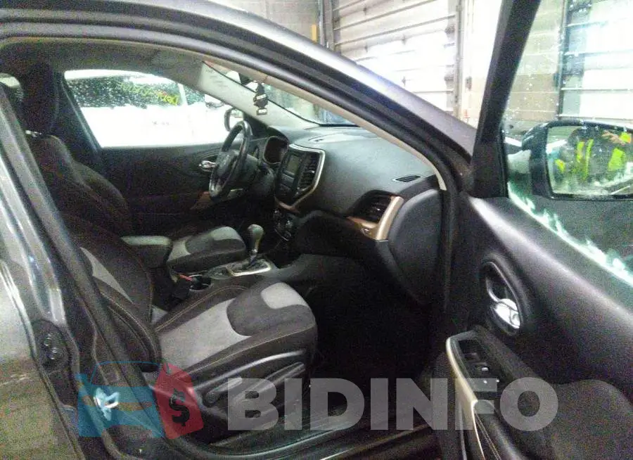 1C4PJLCBXJD620746 Photo# 5