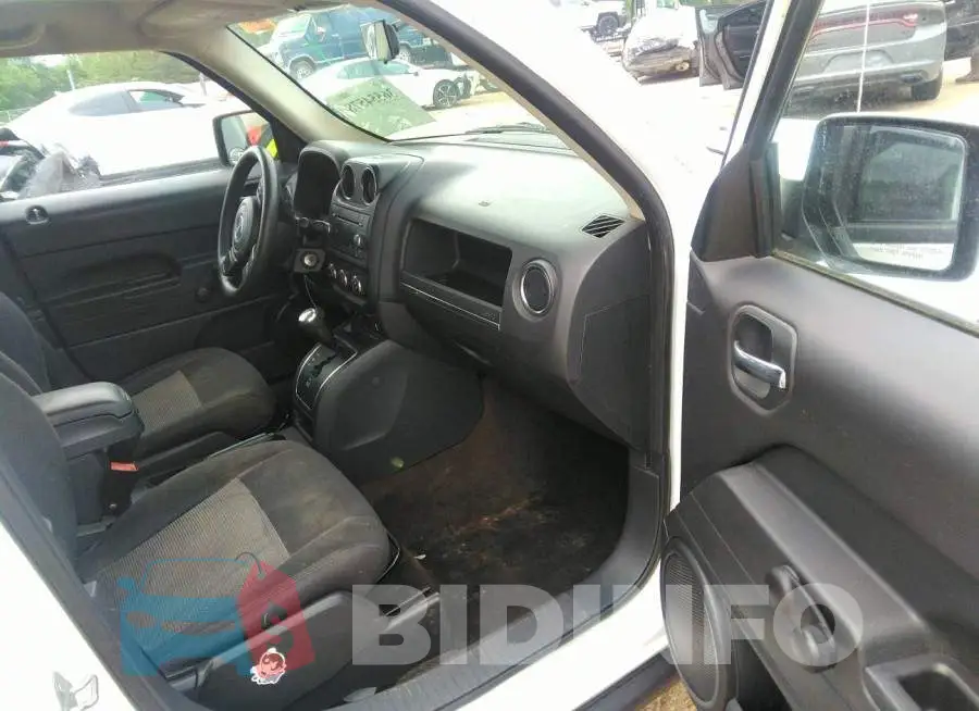 1C4NJPBB9FD427561 Photo# 5