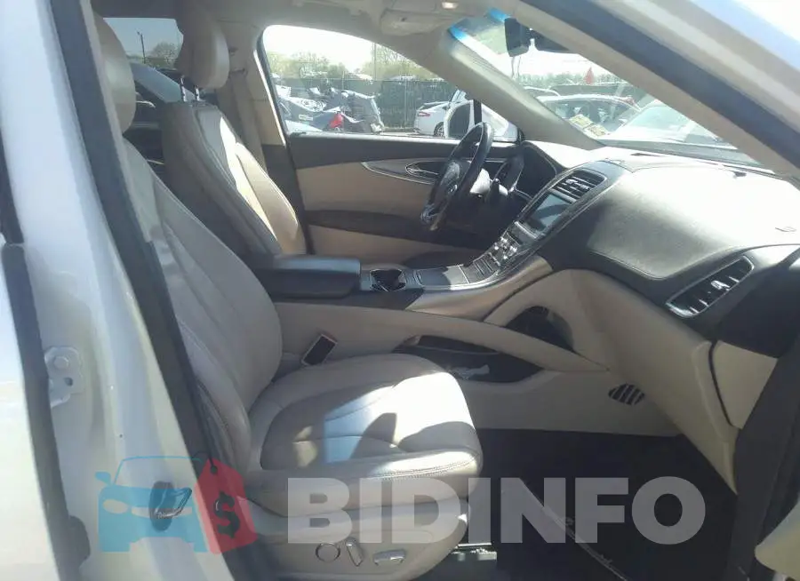 2LMTJ8KR3GBL74938 Photo# 5