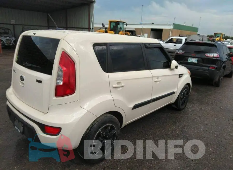 KNDJT2A54D7772144 Photo# 4
