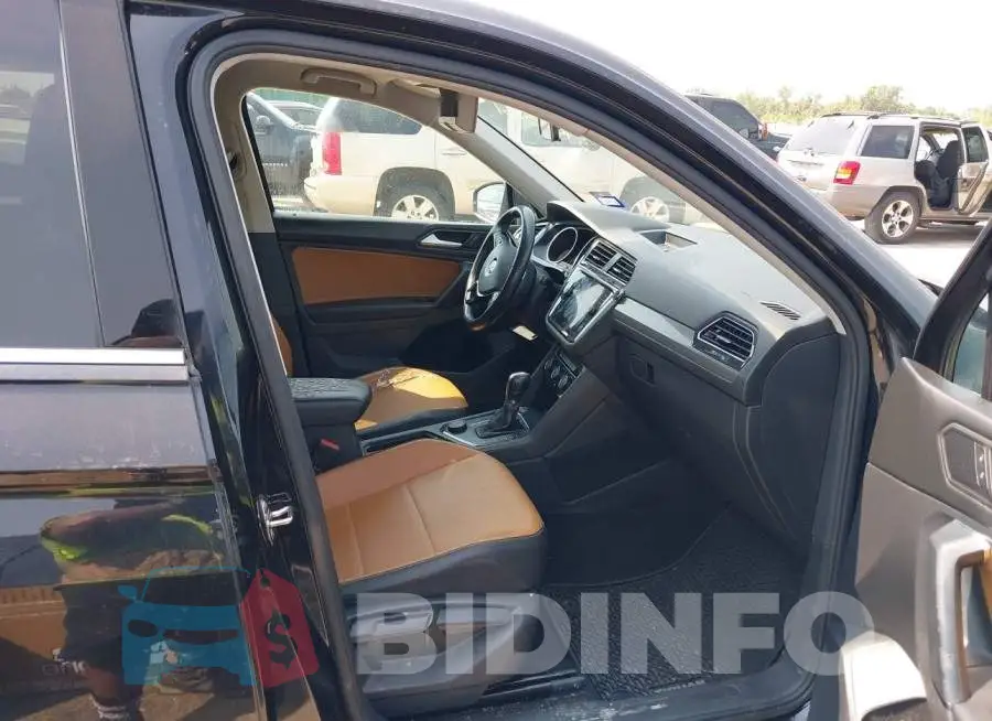 3VV2B7AX8KM142637 Photo# 5
