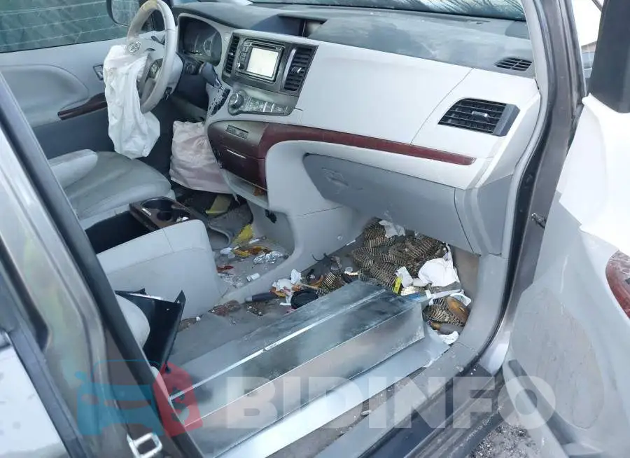 5TDYK3DC8DS370893 Photo# 5
