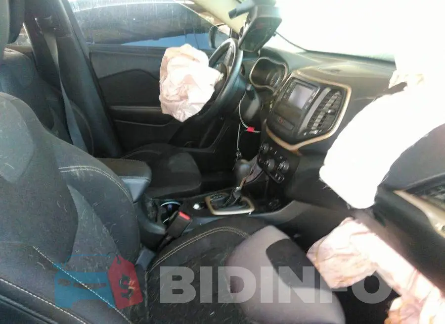 1C4PJLCB2FW683092 Photo# 5