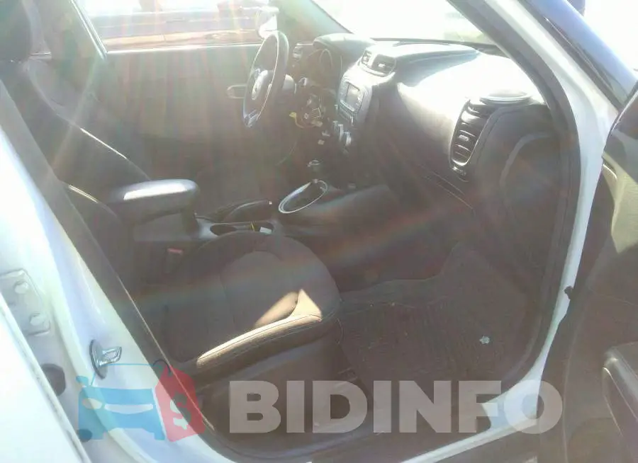 KNDJN2A28F7142761 Photo# 5