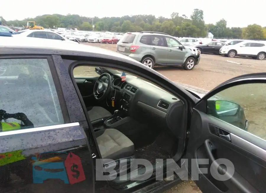 3VW2B7AJ0HM218979 Photo# 5