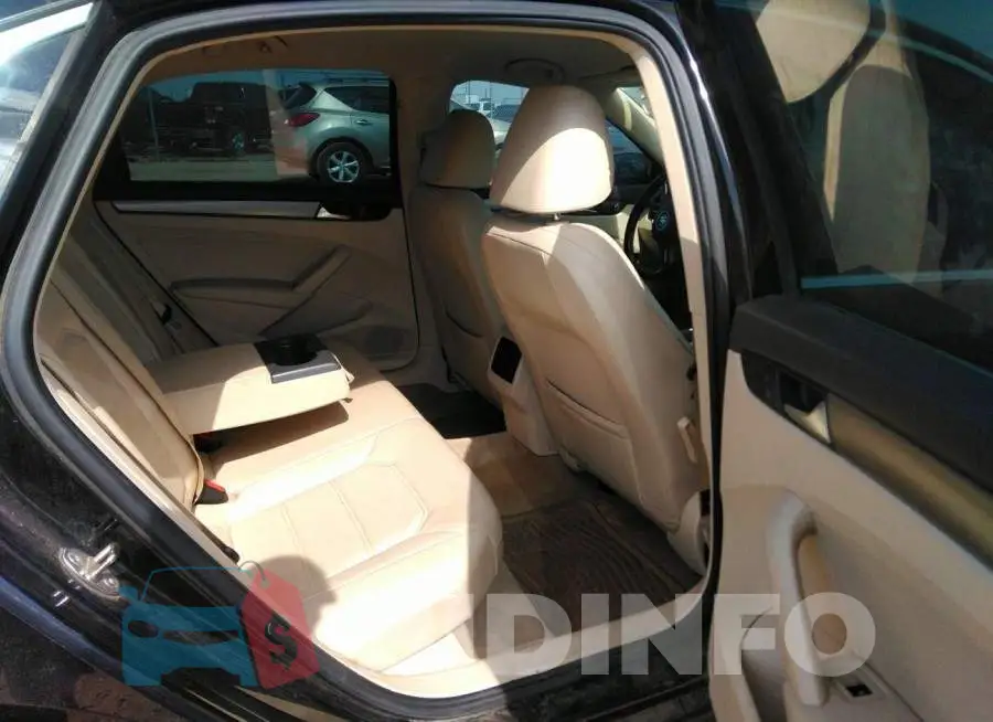 1VWBS7A30FC058635 Photo# 8