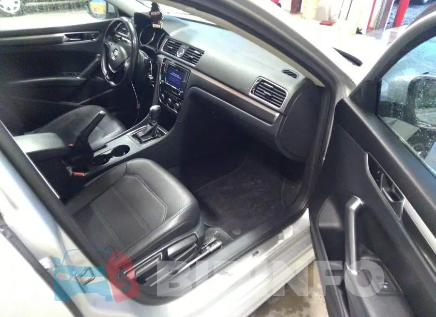 1VWDT7A31HC032621 Photo# 5