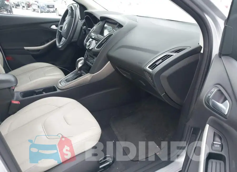1FADP3J26JL293813 Photo# 5