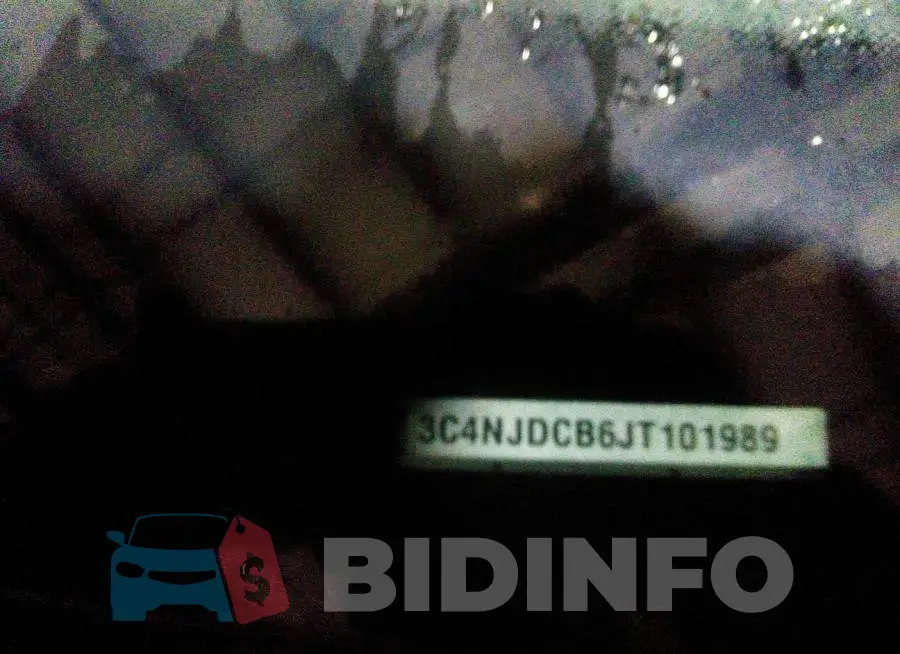 3C4NJDCB6JT101989 Photo# 9