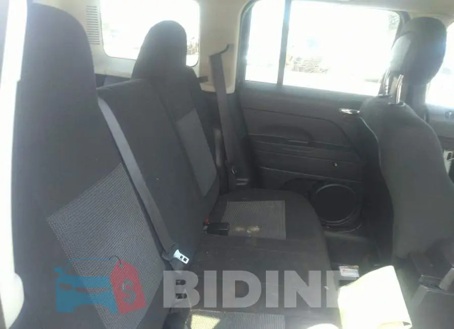 1C4NJPBB6GD802887 Photo# 8