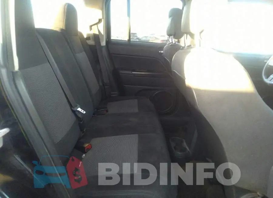 1C4NJPBB8GD700426 Photo# 8