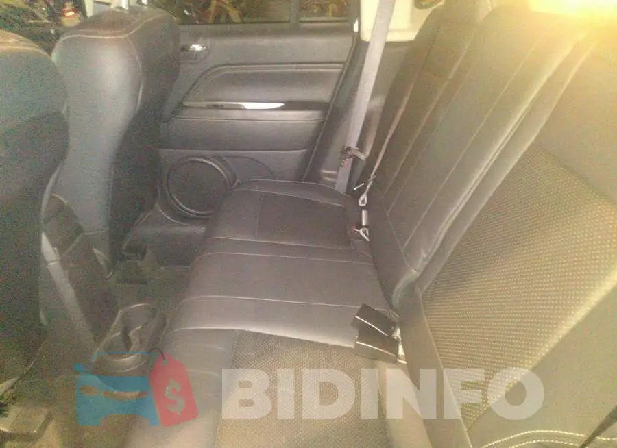 1C4NJDEB3GD672996 Photo# 8