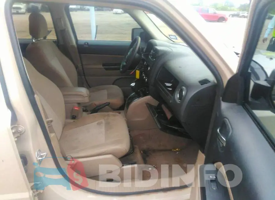 1C4NJPBB8GD800798 Photo# 5