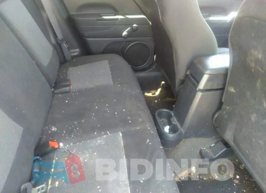 1C4NJPBB1GD659458 Photo# 8