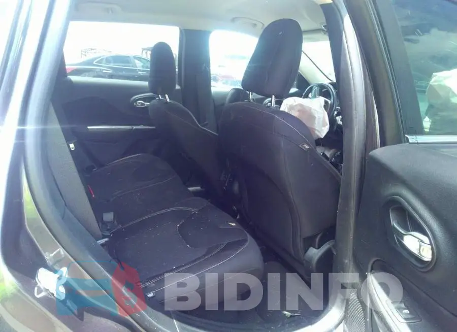 1C4PJLCB2FW516862 Photo# 8
