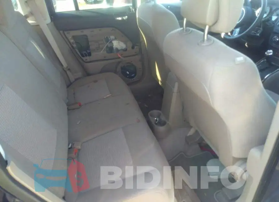 1C4NJPBB8FD328312 Photo# 8
