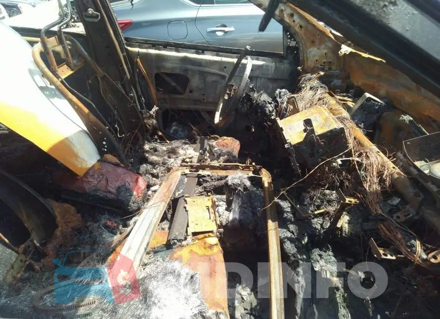 JTMWFREV4JJ752068 Photo# 5