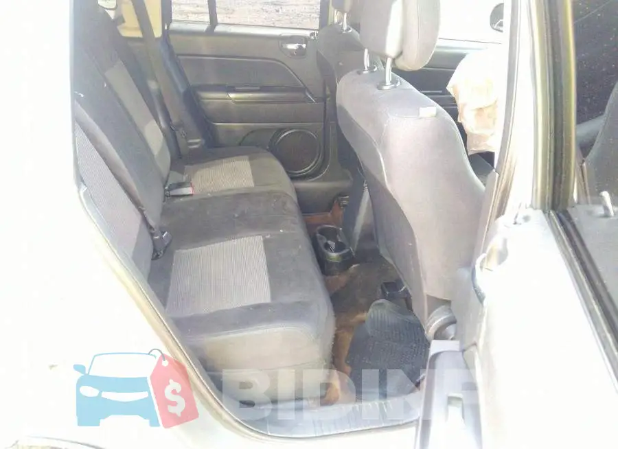 1C4NJCBA1GD641204 Photo# 8