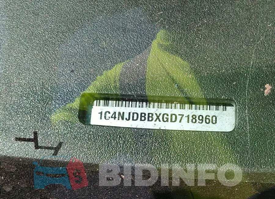 1C4NJDBBXGD718960 Photo# 9