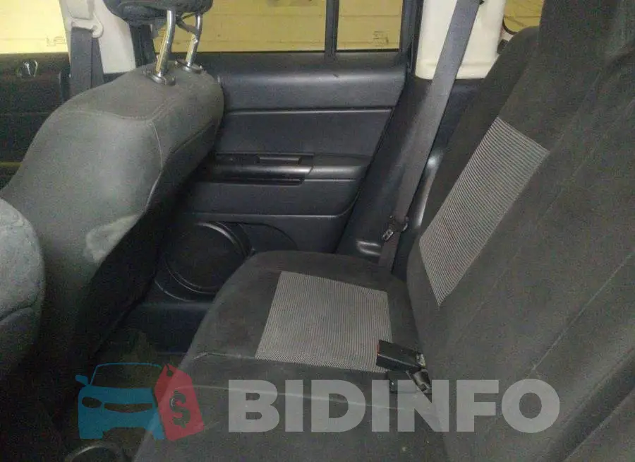 1C4NJPBA3GD769452 Photo# 8