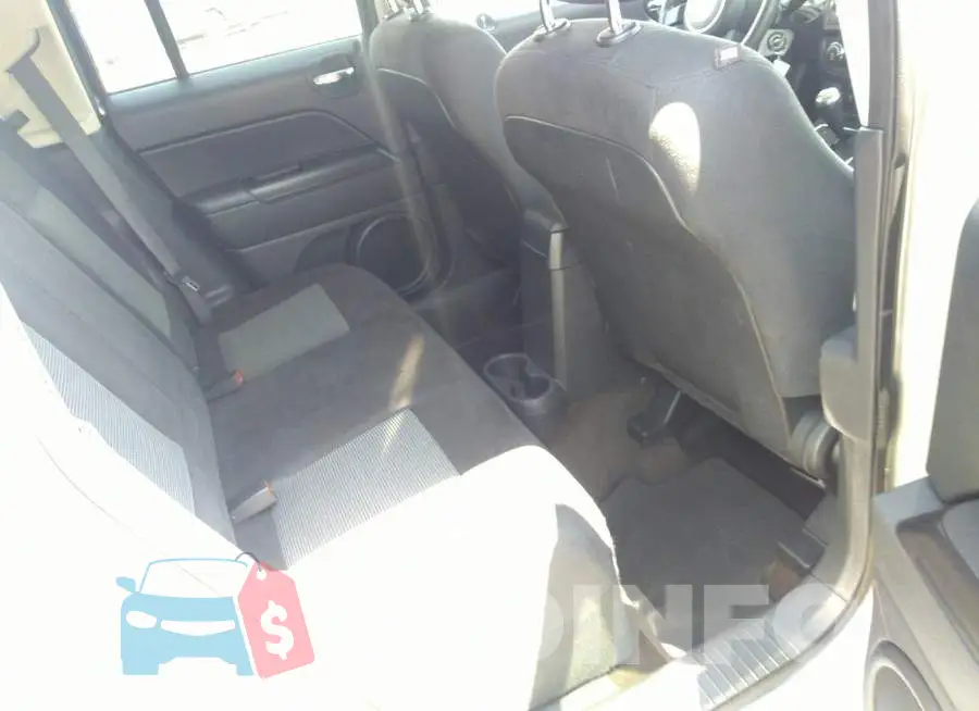 1C4NJPBA0GD688053 Photo# 8