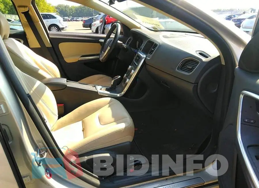 LYV402TK8HB128186 Photo# 5