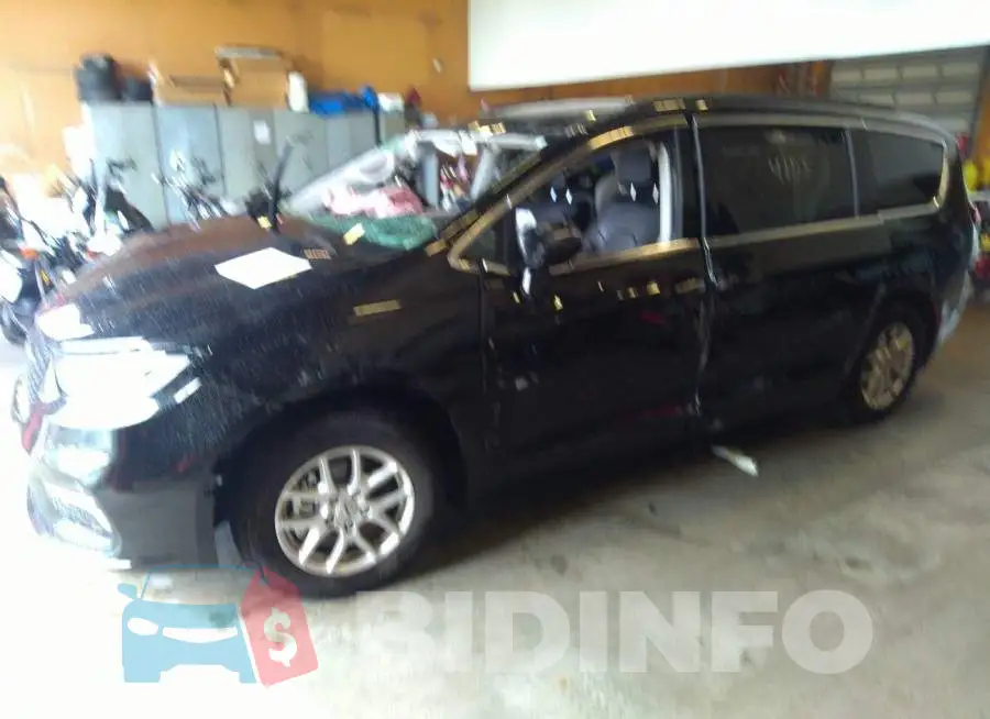 2C4RC1BG8NR116736 Photo# 2