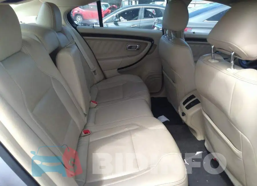 1FAHP2F8XFG137864 Photo# 8