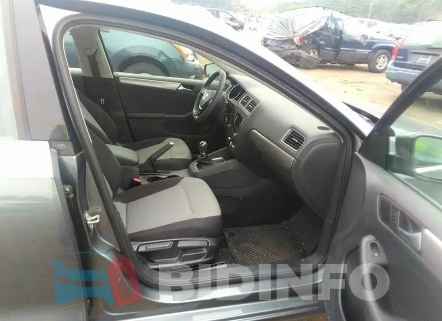3VW167AJ0HM376562 Photo# 5