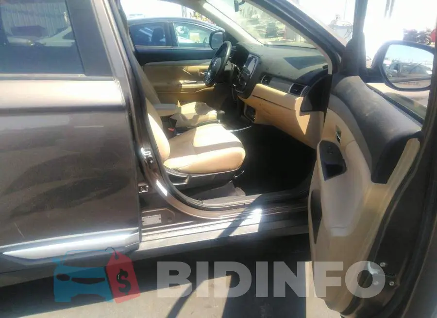 JA4AD3A38JZ061042 Photo# 5