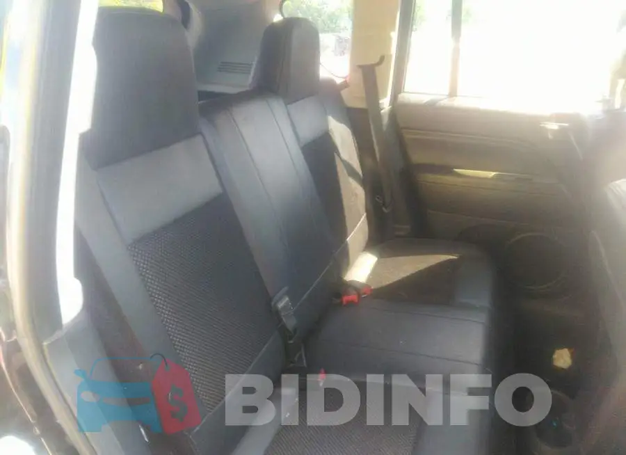 1C4NJDAB9FD175732 Photo# 8