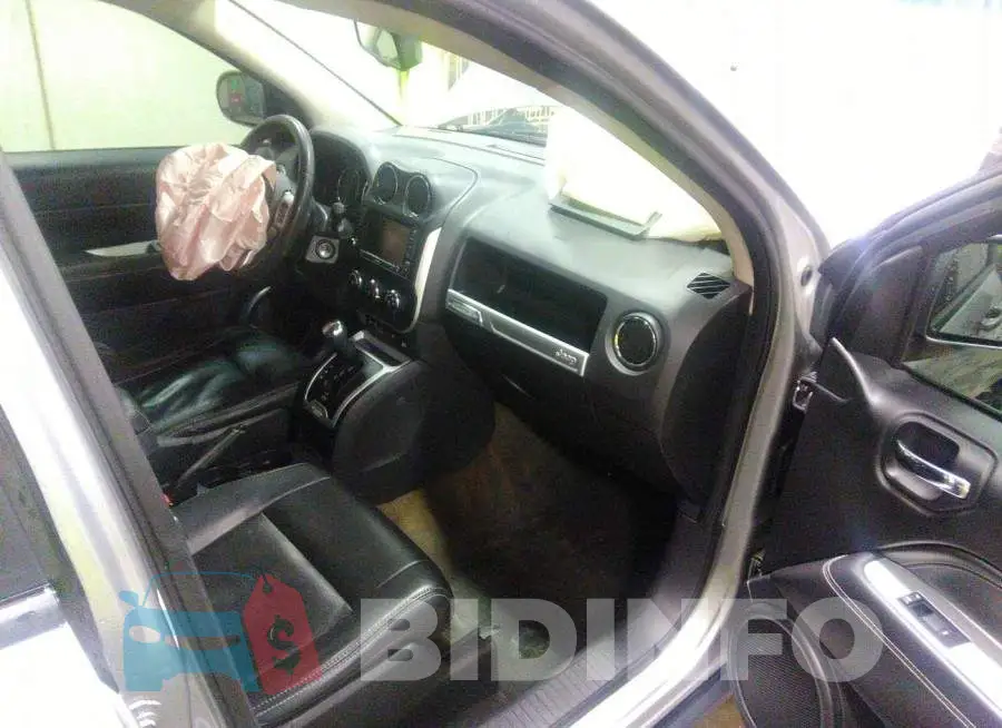 1C4NJDEB5GD696670 Photo# 5