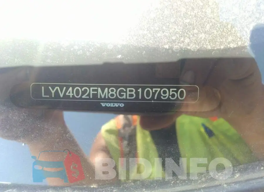 LYV402FM8GB107950 Photo# 9