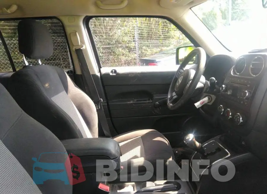 1C4NJPBB8GD601704 Photo# 5