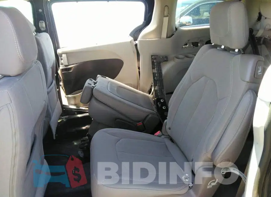 2C4RC1FG5KR628119 Photo# 8