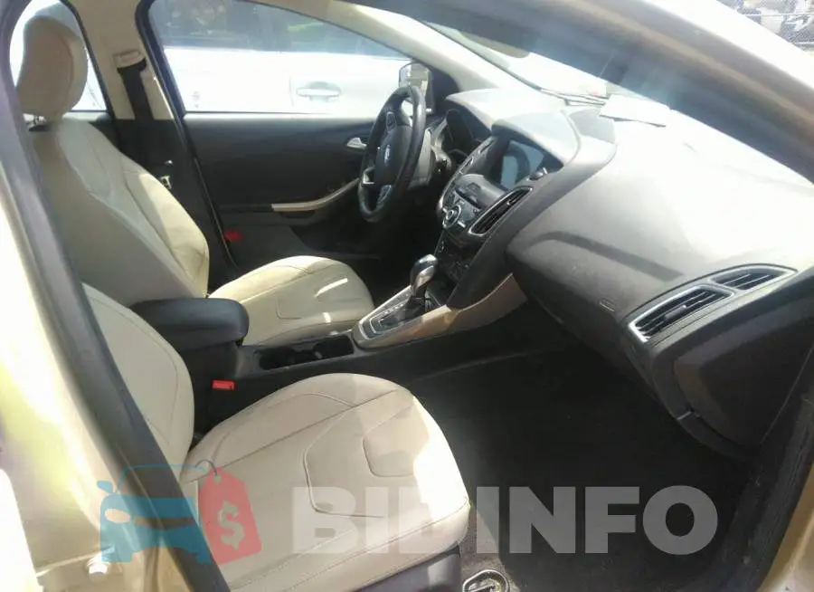 1FADP3N26HL287529 Photo# 5