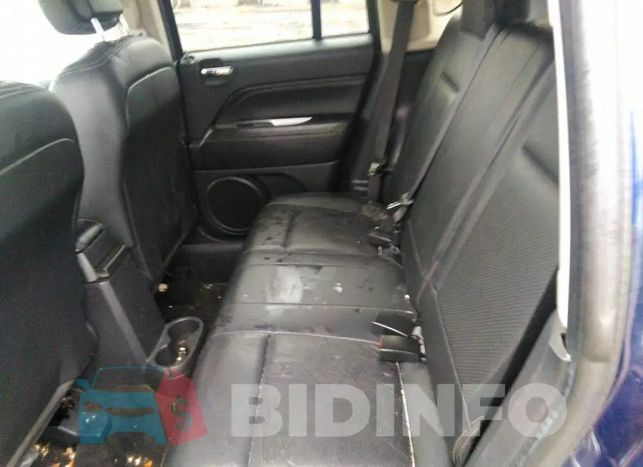 1C4NJDEB4HD128038 Photo# 8