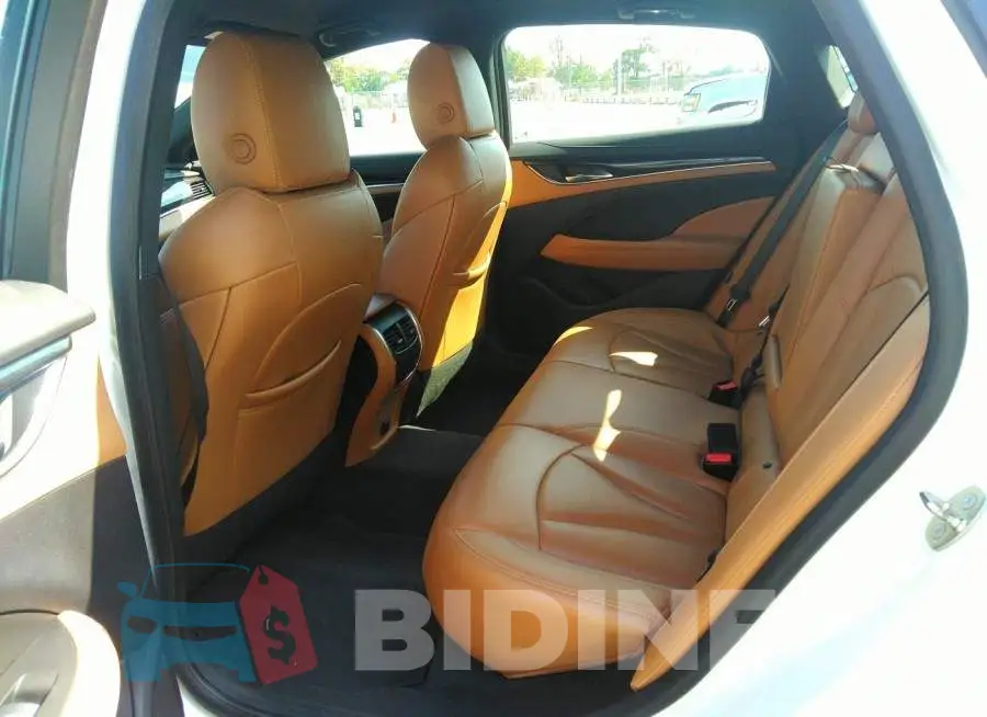 1G4ZP5SS6HU171284 Photo# 8