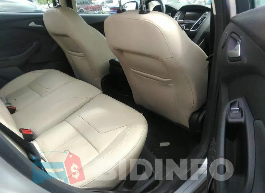 1FADP3J21JL314325 Photo# 8